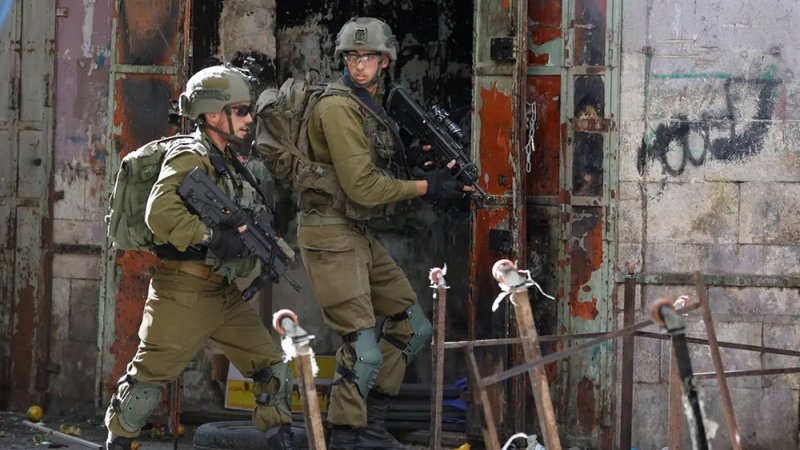 مقتل فلسطيني وإصابة 8 آخرين في مداهمة إسرائيلية بالضفة الغربية