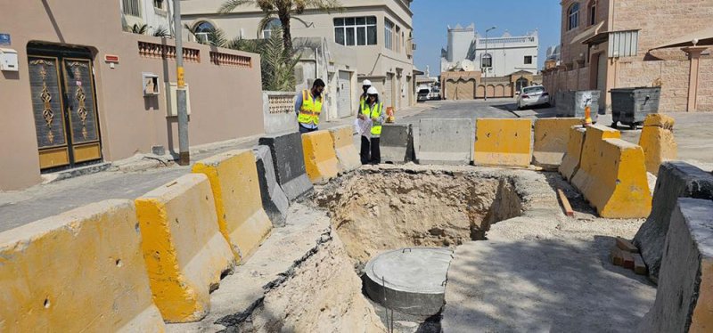 "الأشغال": بدء أعمال مشروع إعادة تأهيل وتطوير عدد من الطرق بمجمع 816 في مدينة عيسى
