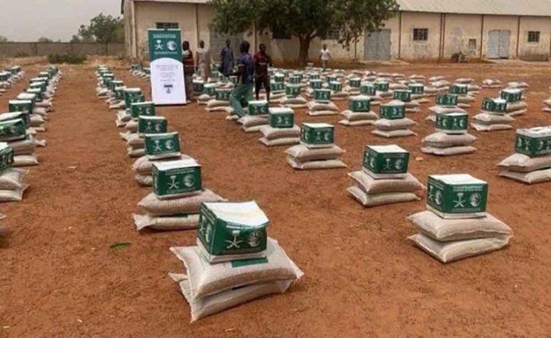 مركز الملك سلمان للإغاثة يوزع أكثر من 32 طنًا من السلال الغذائية في السودان