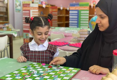 الطالبة هدى يونس تحقق نجاحاً لافتاً في صف "زهور الأمل"