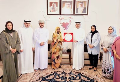 سفير مملكة البحرين لدى سلطنة عُمان يستقبل رئيس اتحاد قيادات المرأة العربية