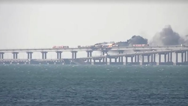 أوكرانيا تعلن تقدمها بالجنوب.. وروسيا تتوعد بالرد على مهاجمة جسر القرم