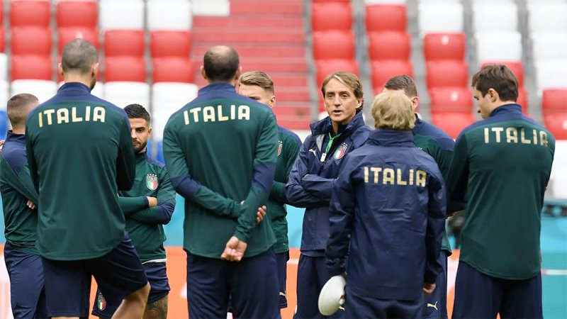 مانشيني يستقيل من تدريب منتخب إيطاليا
