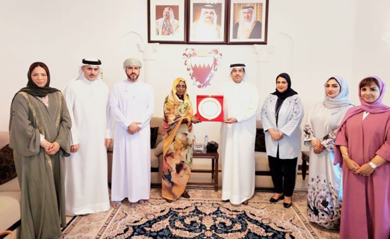 سفير مملكة البحرين لدى سلطنة عُمان يستقبل رئيس اتحاد قيادات المرأة العربية