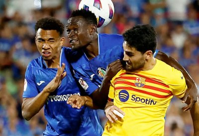برشلونة يتعثر مبكرا في خيتافي بعد ثلاث بطاقات حمراء