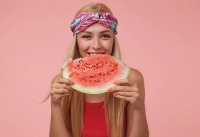 كيف يتحول البطيخ الأحمر لمكون يعتني بالبشرة والشعر؟