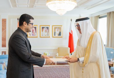 وزير الخارجية يتسلم نسخة من أوراق اعتماد سفير جمهورية الهند المعين لدى مملكة البحرين