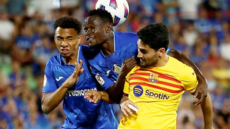 برشلونة يتعثر مبكرا في خيتافي بعد ثلاث بطاقات حمراء