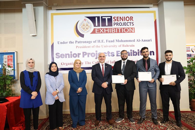 طلبة جامعة البحرين يعرضون تحفاً أثرية بتقنية الهولوغرام الحديثة