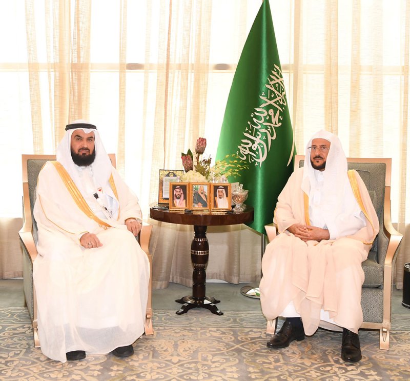 رئيس مجلس الأوقاف السنية يلتقي وزير الشؤون الإسلامية والدعوة والإرشاد بالسعودية