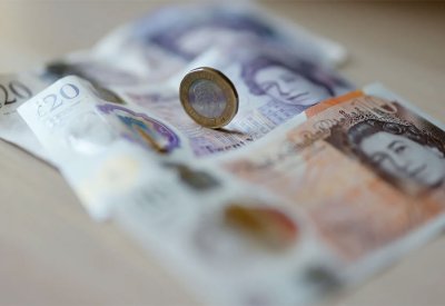 ارتفاع الإسترليني بعد نمو الأجور الأساسية في بريطانيا
