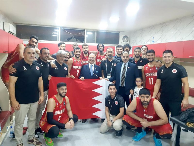 سفير البحرين في لدى دمشق يشهد مباراة منتخب السلة