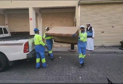 بلدية المنطقة الجنوبية تزيل تعديات على الشوارع والطرق العامة في الرفاع الشرقي