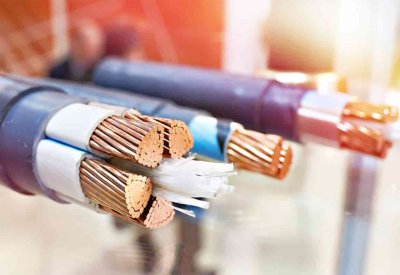 السجن والإبعاد لـ4 آسيويين سرقوا كابلات كهربائية من محطة قيد الإنشاء