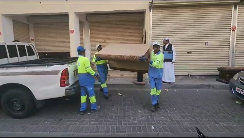 بلدية المنطقة الجنوبية تزيل تعديات على الشوارع والطرق العامة في الرفاع الشرقي