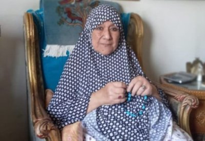 كاتبة مصرية شهيرة عرضت مكتبتها للبيع ثم تراجعت.. ما السر؟