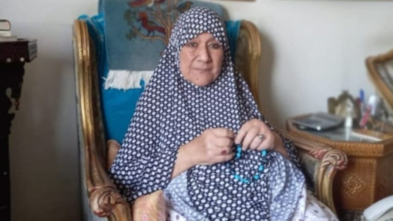 كاتبة مصرية شهيرة عرضت مكتبتها للبيع ثم تراجعت.. ما السر؟