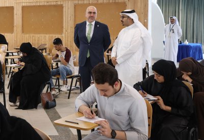 رئيس جامعة البحرين يتفقد القاعات خلال تأدية الطلبة امتحانات الفصل الصيفي