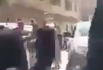 بالفيديو: صنعاء.. معلمات يحرقن خُمُرهن!
