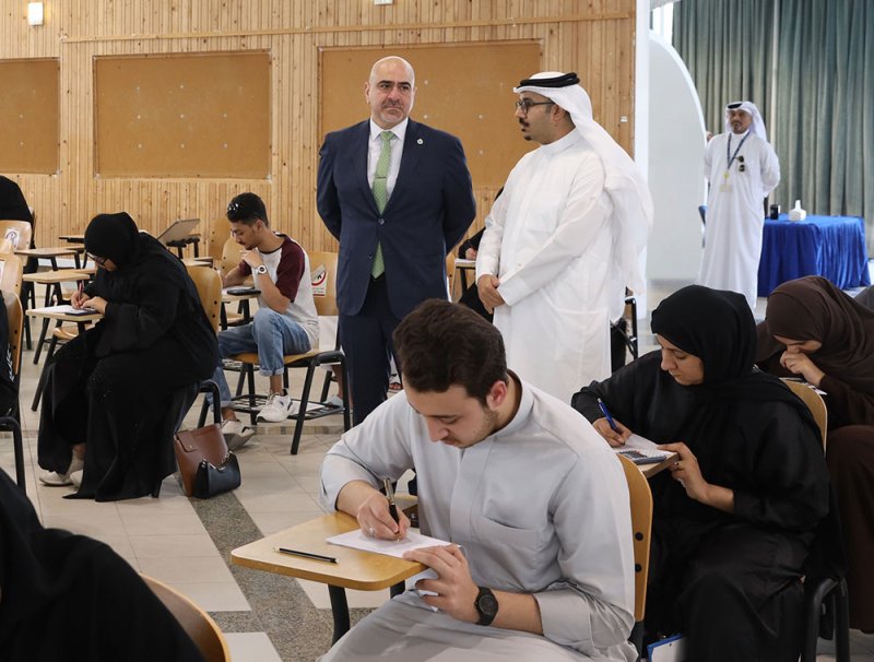 رئيس جامعة البحرين يتفقد القاعات خلال تأدية الطلبة امتحانات الفصل الصيفي