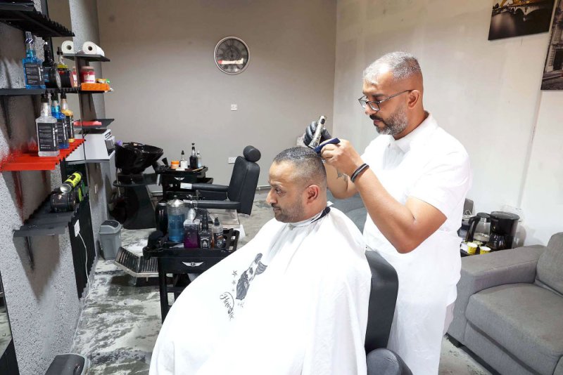 البحريني سيد محمد: “تعلمتُ الحلاقة بروس القرعان”