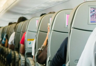 مضيف طيران: تجنب هذه الملابس على متن الطائرة