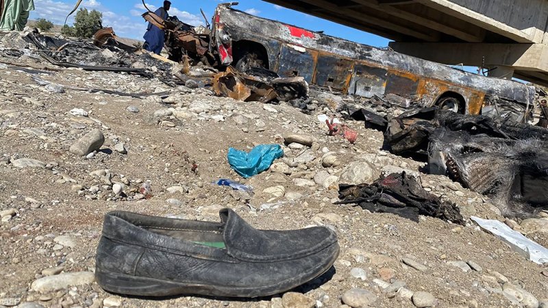 باكستان.. 18 قتيلا جراء اشتعال النيران بحافلة اصطدمت بشاحنة