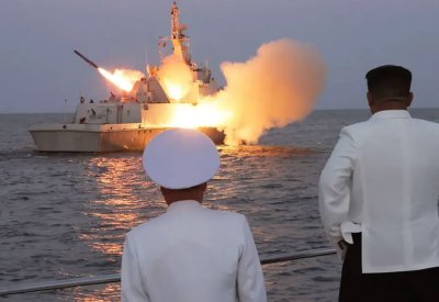 زعيم كوريا الشمالية كيم يشرف على اختبار صواريخ كروز