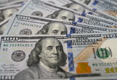 الدولار يتراجع مع تحسن شهية المخاطرة في أوروبا