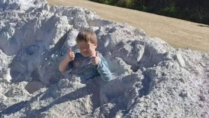 الصورة الأخيرة.. نهاية مأساوية لطفل لعب بـ"المسحوق الخطير"