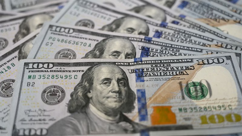 الدولار يتراجع مع تحسن شهية المخاطرة في أوروبا