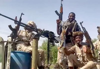 السودان.. تضارب الأنباء حول السيطرة على "معسكر المدرعات"