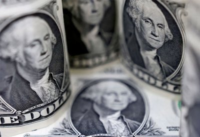 الدولار يستقر قرب مستويات مرتفعة مع زيادة عوائد السندات