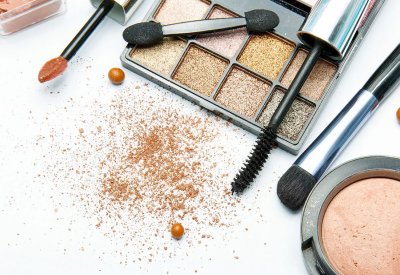أقذر من المرحاض.. أدوات تجميل مليئة بـ"مستعمرات البكتيريا"