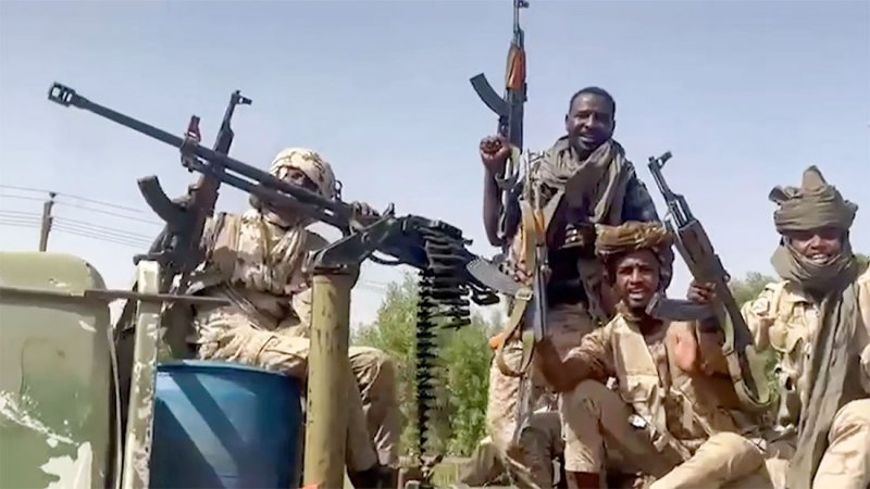 السودان.. تضارب الأنباء حول السيطرة على "معسكر المدرعات"