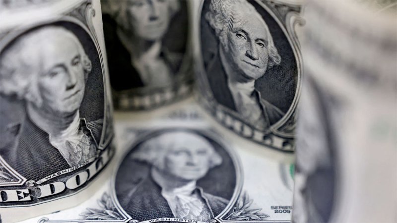 الدولار يستقر قرب مستويات مرتفعة مع زيادة عوائد السندات