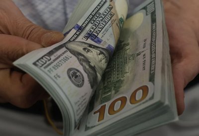 الدولار قرب أعلى مستوى في شهرين وسط ترقب لمسار الفائدة