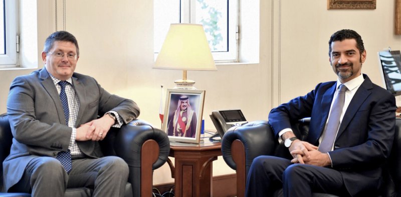 وزير البلديات يلتقي السفير البريطاني بمناسبة انتهاء فترة عمله
