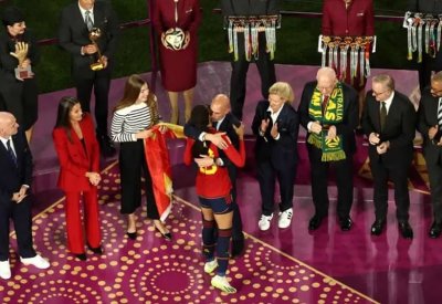 "فيفا" يفتح إجراءات تأديبية ضد روبياليس لتقبيله هيرموسو