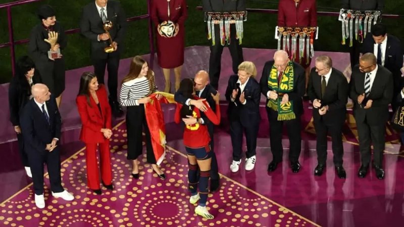 "فيفا" يفتح إجراءات تأديبية ضد روبياليس لتقبيله هيرموسو