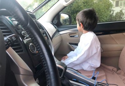 ما عقوبة جلوس الأطفال في المقاعد الأمامية بحسب قانون المرور؟