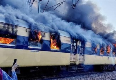 مصرع وإصابة 30 شخصا جراء حريق في قطار بالهند