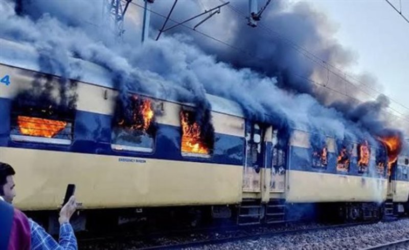 مصرع وإصابة 30 شخصا جراء حريق في قطار بالهند