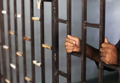 3 سنوات والإبعاد لعربي متهم باستصدار تأشيرات مزيفة