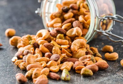 منها المكسرات.. احذروا تناول هذه الأطعمة على معدة فارغة