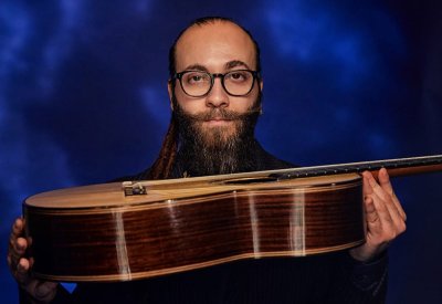 طارق غريري يطلق ألبومه الجديد "لاجئ بالبحر" من كندا