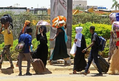 هربا من الجوع والموت.. سكان جنوب الخرطوم يغامرون بالنزوح