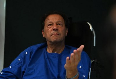 باكستان.. تعليق الحكم الصادر بحق عمران خان وأمر بالإفراج عنه