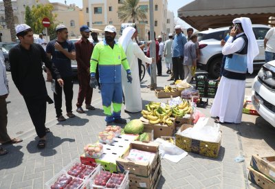 بالصور: بلدية المنطقة الجنوبية تنفذ حملة على الباعة المتجولين في مدينة عيسى