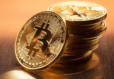 غياب المحفزات يدفع تداولات "بيتكوين" إلى أدنى مستوى في 5 سنوات